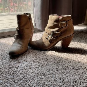 * 4/25 💜 Dolce Vita Booties